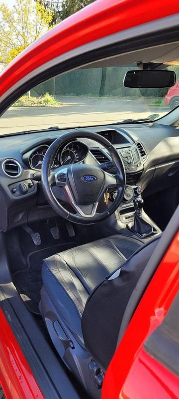 Gebraucht Ford Fiesta 101 PS (74 kW) 2017 Rot Kleinwagen