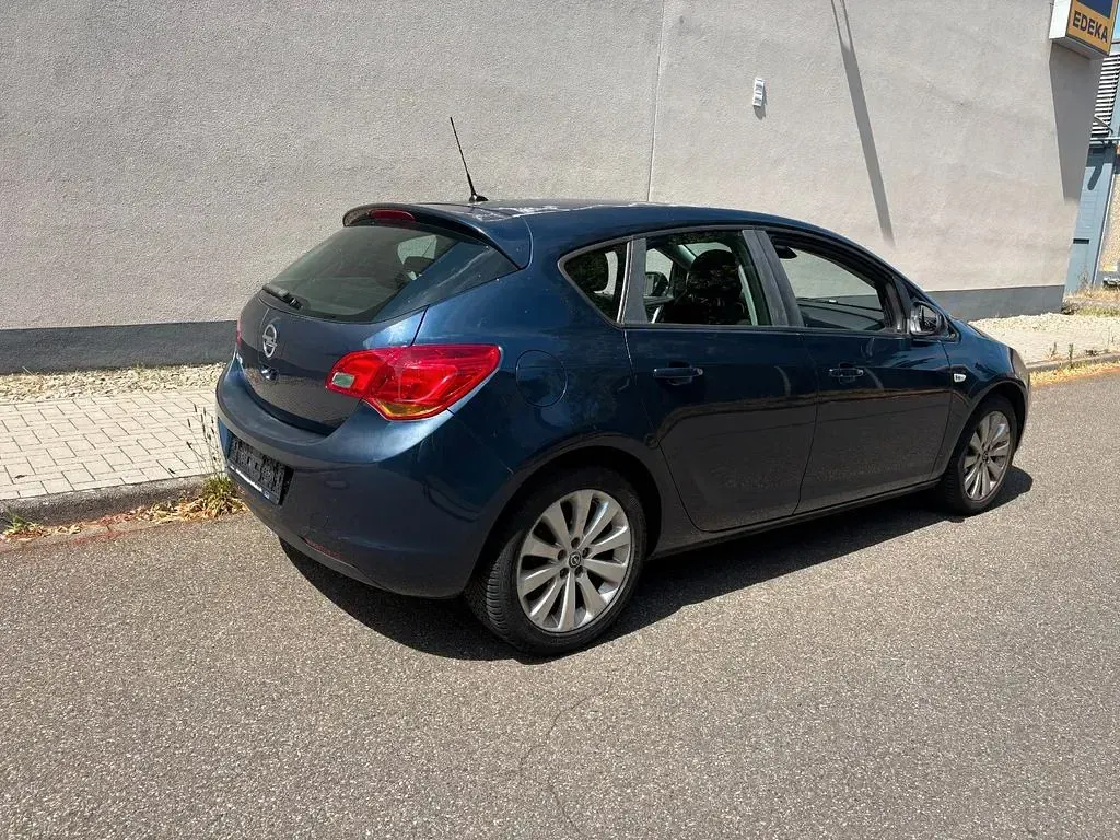 Gebraucht Opel Astra Edition 116 PS (85 kW) 2010 Blau Limousine