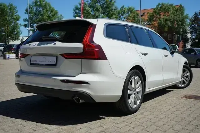 Gebraucht Volvo V60 Momentum 150 PS (110 kW) 2019 Weiß Kombi