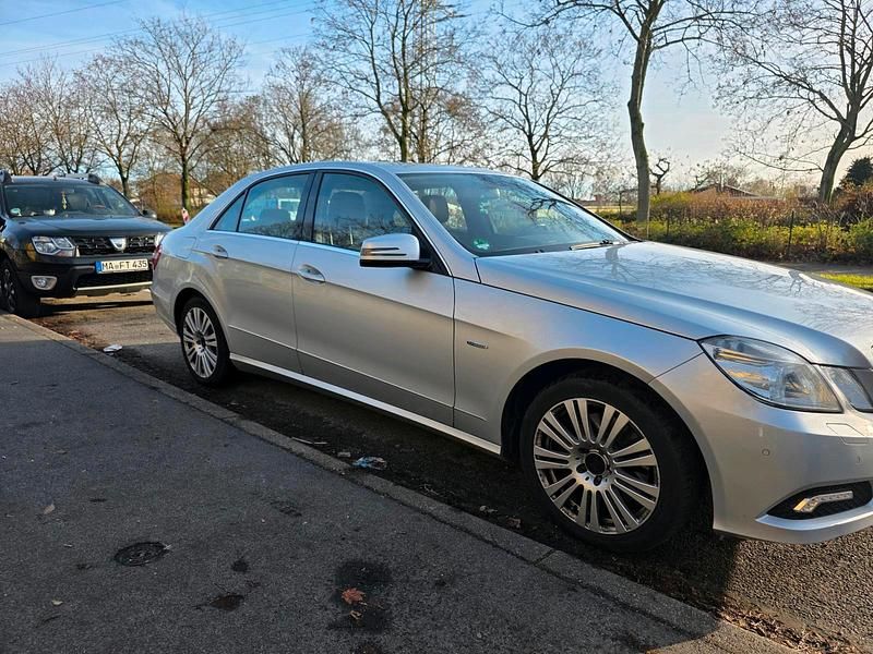 Silber Gebraucht 2009 Mercedes E350 Limousine | 7.800 € (Superpreis) - Bild 1/4