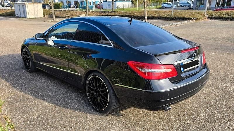 Schwarz Gebraucht 2009 Mercedes E250 Coupé | 6.850 € (Guter Preis) - Bild 1/4