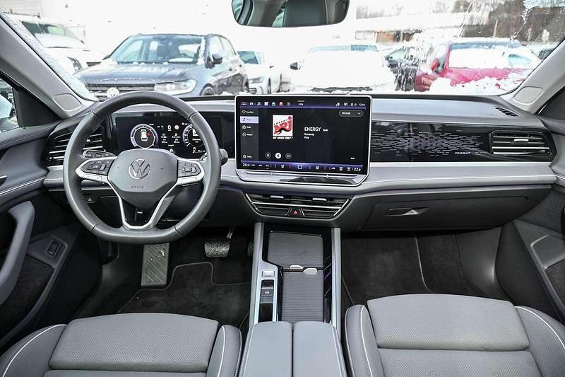 Gebraucht VW Passat Elegance 150 PS (110 kW) 2024 Oryxweiß perlmutteffekt Kombi