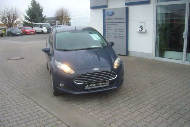 Gebraucht Ford Fiesta Trend 80 PS (58 kW) 2013 Blau Kleinwagen