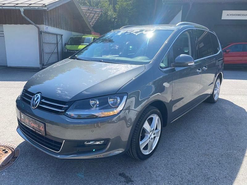 Grau Gebraucht 2017 VW Sharan Comfortline Van / Kleinbus | 20.990 € (Guter Preis) - Bild 1/4