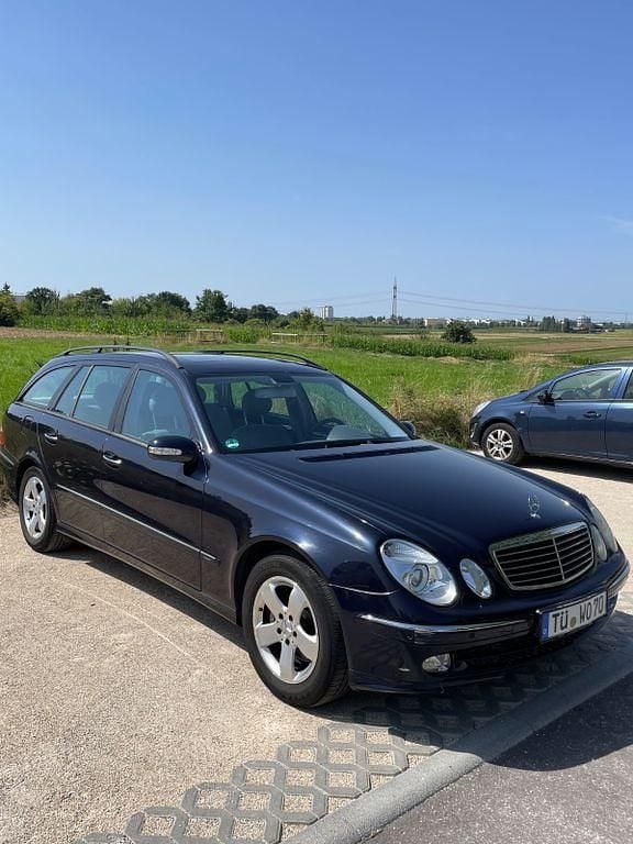 Blau Gebraucht 2004 Mercedes E320 Avantgarde Limousine | 2.700 € (Superpreis) - Bild 1/4