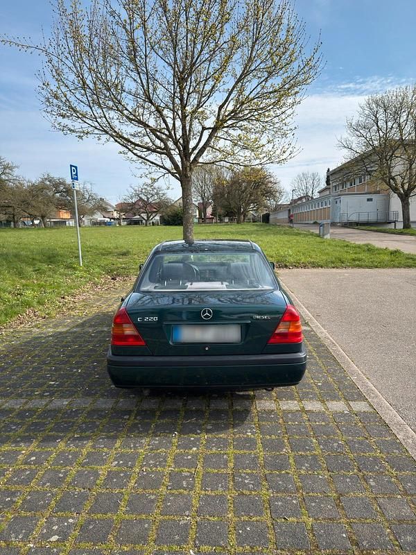 Gebraucht Mercedes 220 95 PS (69 kW) 1995 Grün Limousine