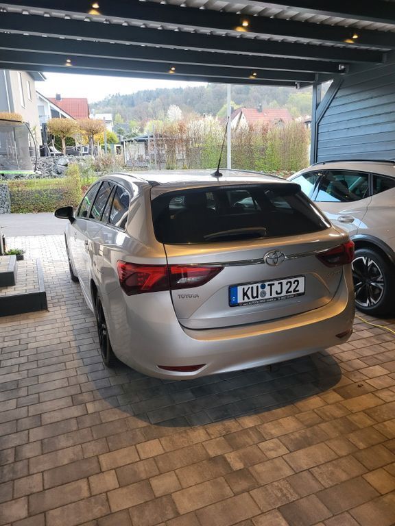 Silber Gebraucht 2016 Toyota Avensis Edition-S Kombi | 13.400 € (Fairer Preis) - Bild 1/4