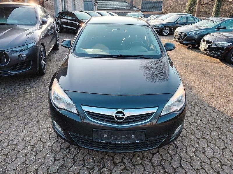 Gebraucht Opel Astra 101 PS (74 kW) 2012 Schwarz Limousine