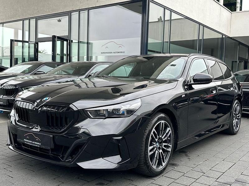 Black sapphire metallic Gebraucht 2024 BMW 520 M Sport Kombi | 51.780 € (Guter Preis) - Bild 1/4