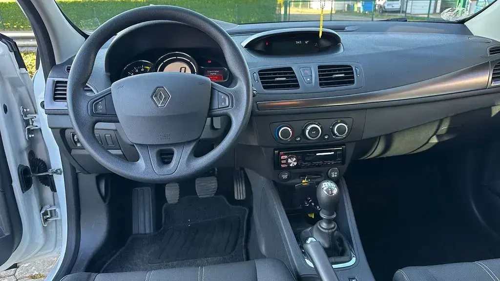 Używany Renault Mégane Authentique 110 KM (80 kW) 2015 Biały Sedan/Limuzyna