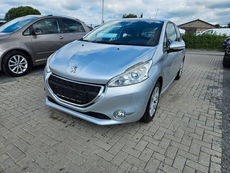 Grau Gebraucht 2014 Peugeot 208 Active Kleinwagen | 4.950 € (Guter Preis) - Bild 1/4