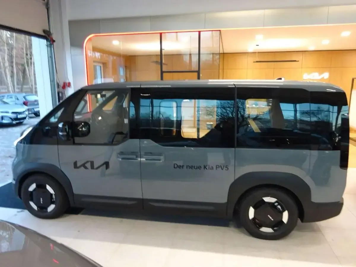 Nowe Kia PV5 119 kW (163 KM) 2025 Szary Minivan