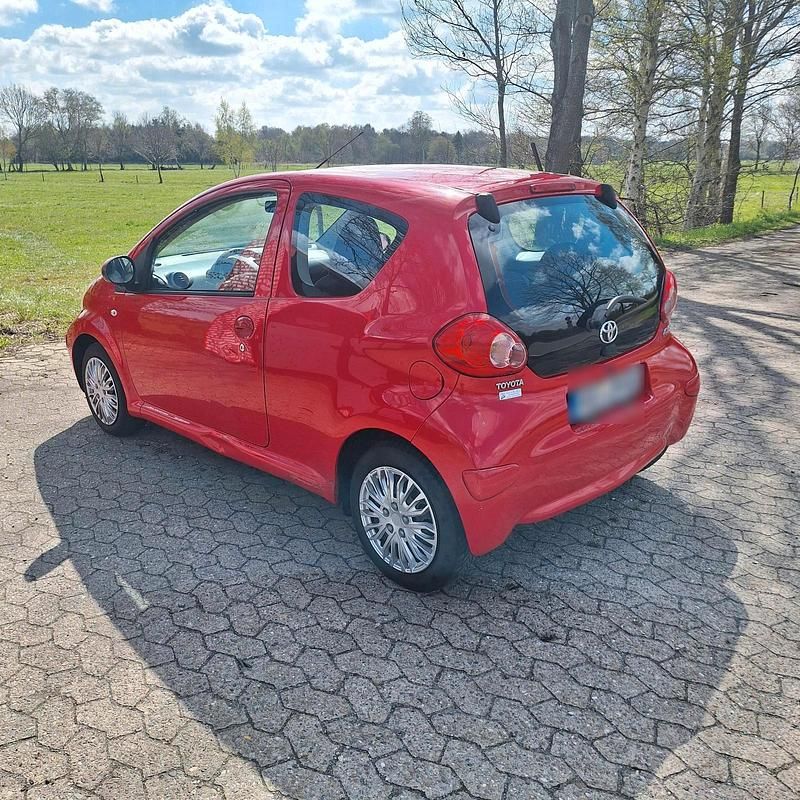 Gebraucht Toyota Aygo 68 PS (50 kW) 2006 Rot Kleinwagen