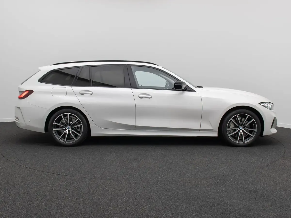 Gebraucht BMW 330 Sport Line 245 PS (180 kW) 2023 Mineralweiãa96 Kombi