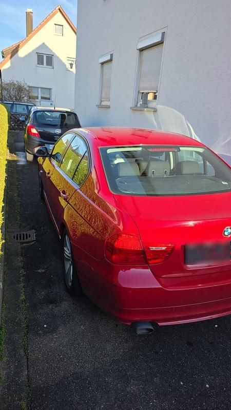 Gebraucht BMW 320 184 PS (135 kW) 2011 Rot Limousine