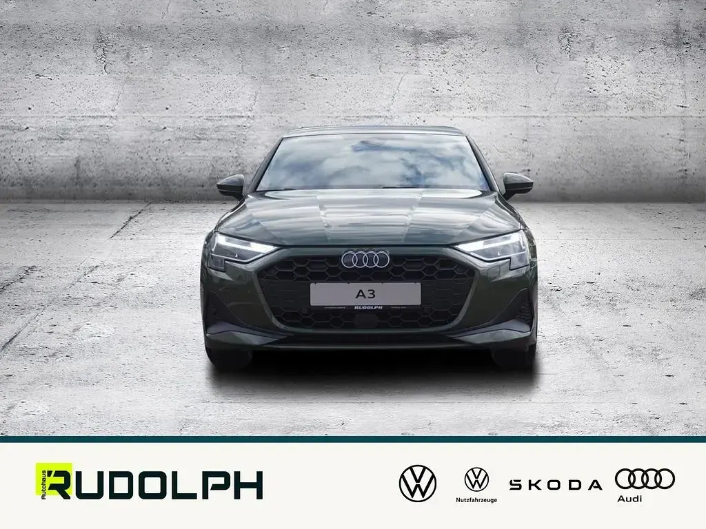Gebraucht Audi A3 Ambiente 116 PS (85 kW) 2024 Gruen Limousine