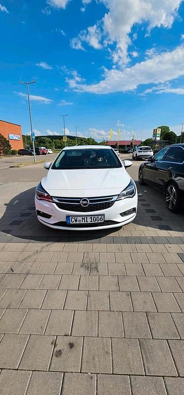 Weiß Gebraucht 2016 Opel Astra Limousine | 7.600 € (Guter Preis) - Bild 1/4