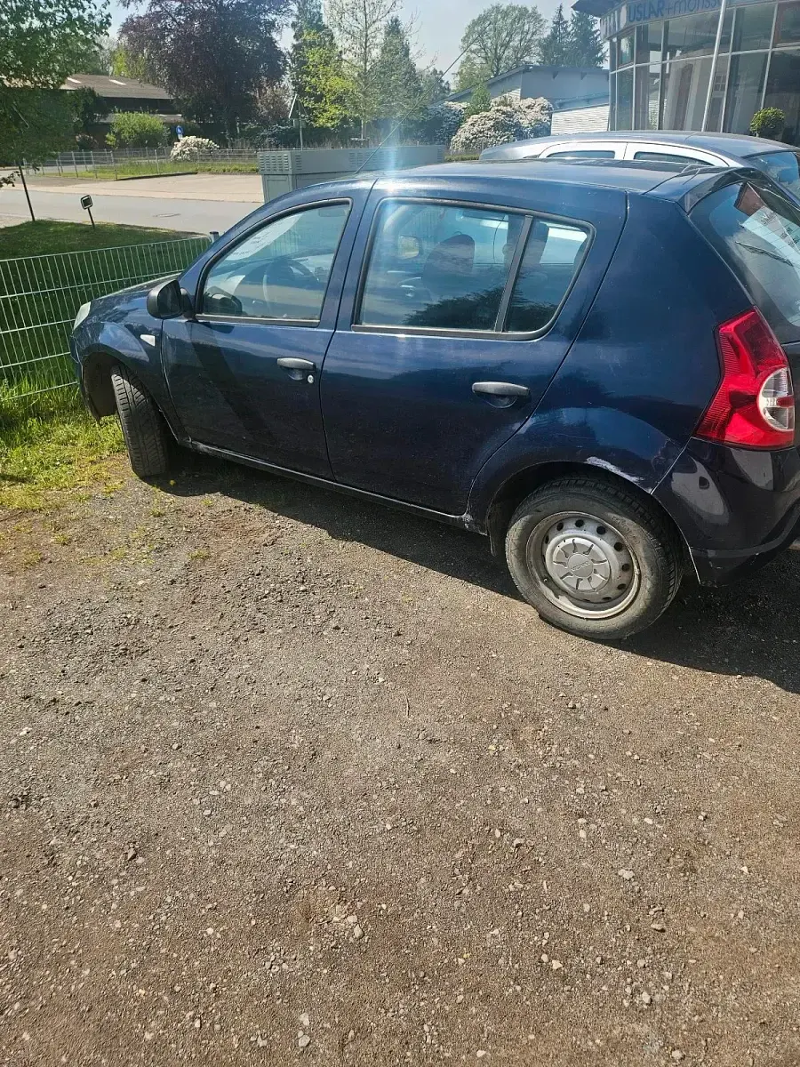 Używany Dacia Sandero 75 KM (55 kW) 2010 Niebieski Hatchback