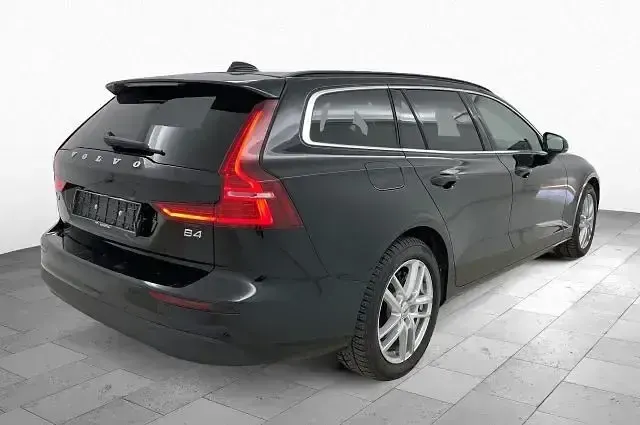 Gebraucht Volvo V60 Core 197 PS (144 kW) 2023 Black stone Kombi