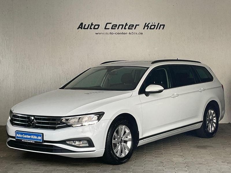 Gebraucht VW Passat Basis 150 PS (110 kW) 2023 Gletscherweiß metallic Kombi