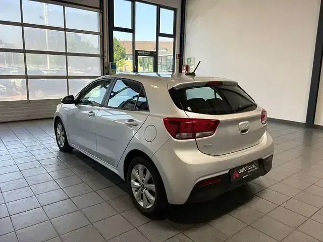 Gebraucht Kia Rio Vision 101 PS (74 kW) 2023 Silber Limousine