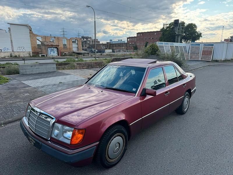 Rot Gebraucht 1992 Mercedes E220 Limousine | 4.999 € - Bild 1/4