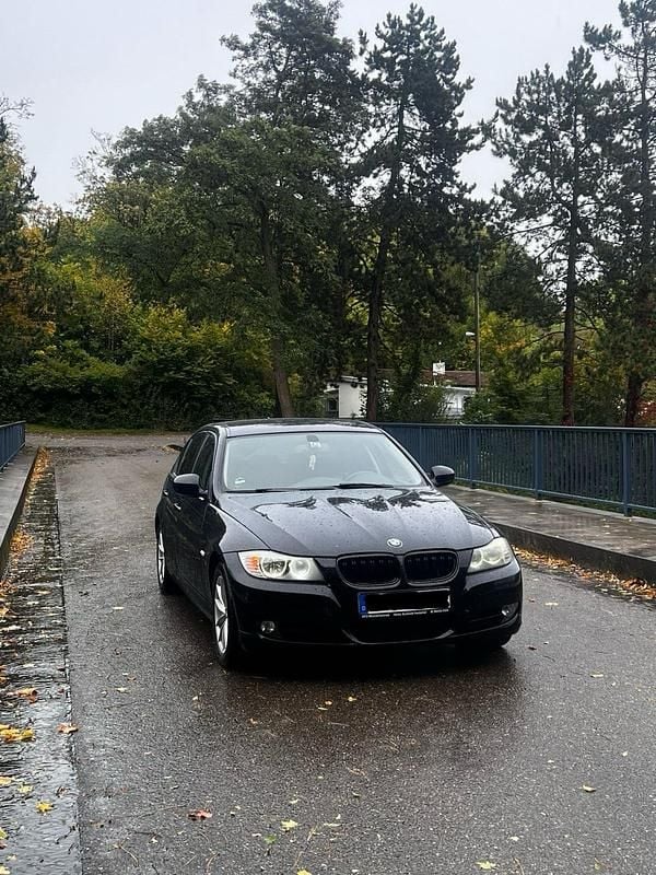 Schwarz Gebraucht 2011 BMW 318 Limousine | 4.850 € (Superpreis) - Bild 1/4