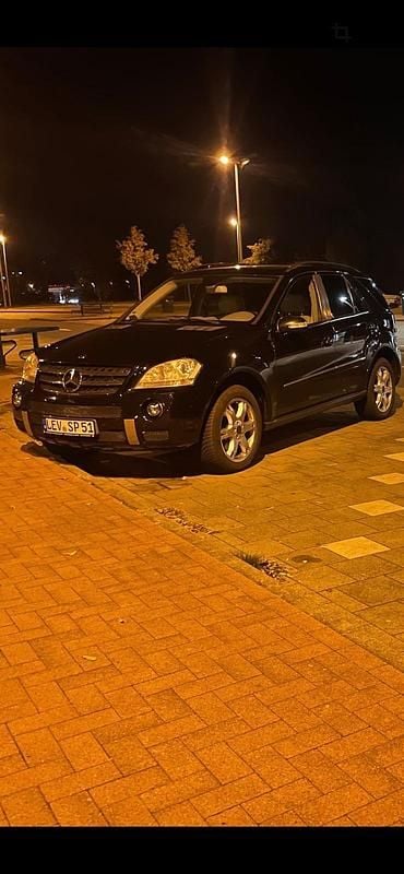 Schwarz Gebraucht 2008 Mercedes ML420 AMG SUV | 4.999 € - Bild 1/4