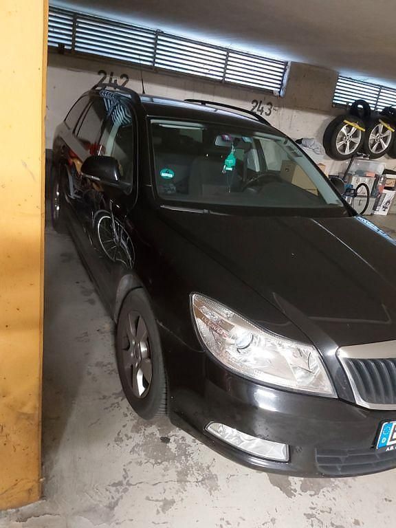 Schwarz Gebraucht 2010 Skoda Octavia Elegance Kombi | 1.350 € (Superpreis) - Bild 1/4