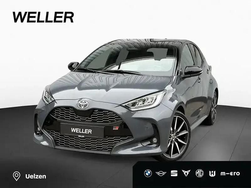 Ash grey (grau) Neu 2025 Toyota Yaris Hybrid Sport Kleinwagen | 29.790 € (Fairer Preis) - Bild 1/4
