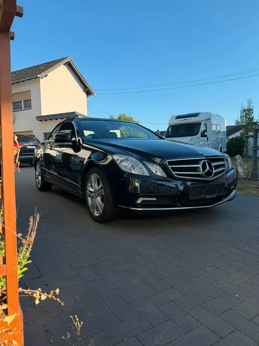Gebraucht Mercedes E200 184 PS (135 kW) 2010 Schwarz Cabrio