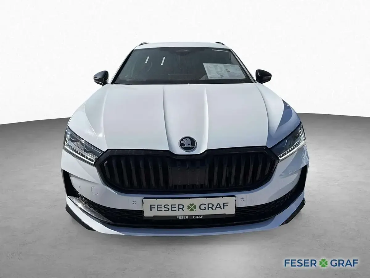 Neu Skoda Superb 265 PS (194 kW) 2026 Kristallweiß uni Kombi