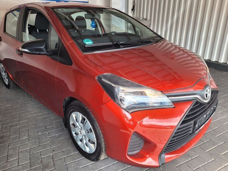 Rot Gebraucht 2015 Toyota Yaris Limousine | 7.900 € (Fairer Preis) - Bild 1/4