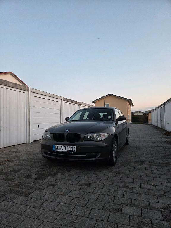 Grau Gebraucht 2008 BMW 116 Kleinwagen | 2.250 € (Fairer Preis) - Bild 1/4