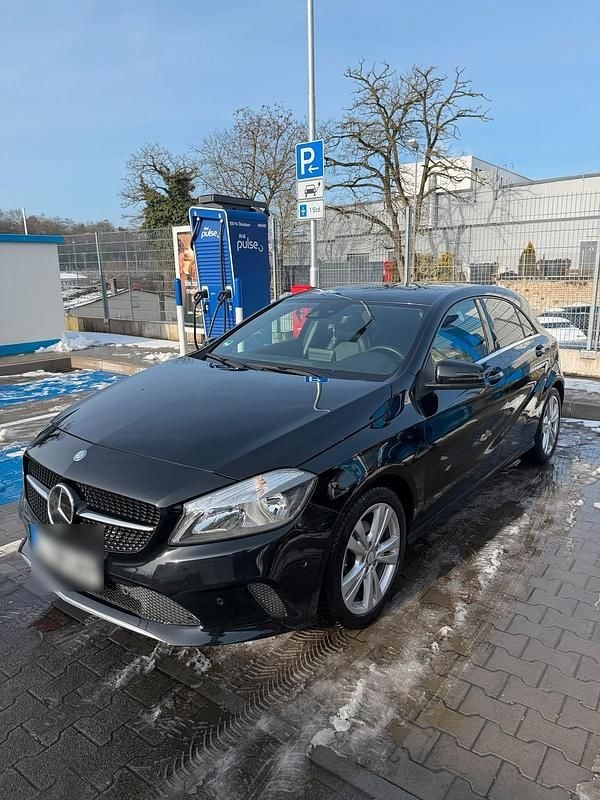 Schwarz Gebraucht 2016 Mercedes A180 Kleinwagen | 11.000 € (Guter Preis) - Bild 1/4