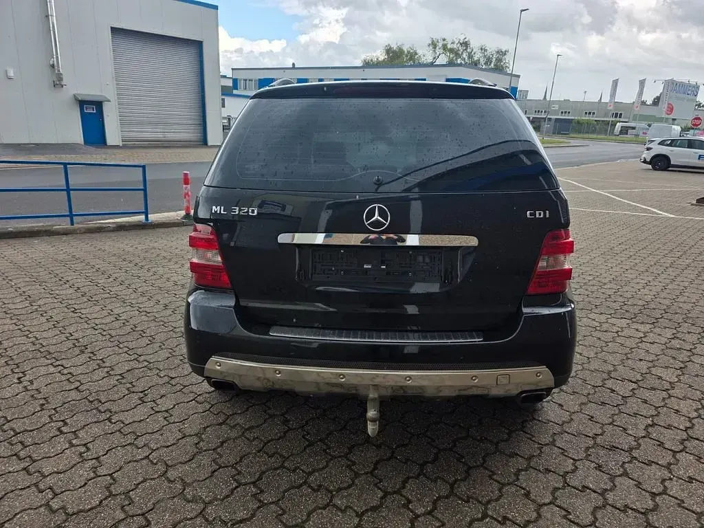 Gebraucht Mercedes ML320 224 PS (164 kW) 2006 Schwarz SUV