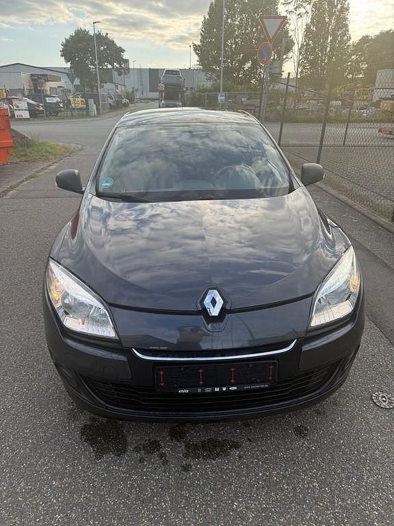 Grau Gebraucht 2012 Renault Mégane III Limousine | 2.990 € (Guter Preis) - Bild 1/4