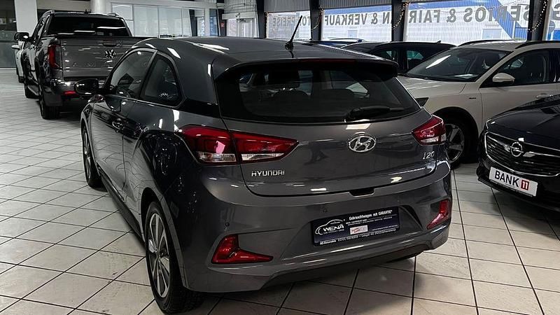 Gebraucht Hyundai i20 Style 84 PS (61 kW) 2017 Grau Kleinwagen