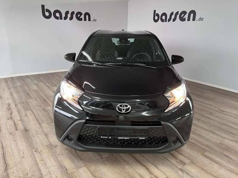 Mysticschwarz mica metallic Neu 2024 Toyota Aygo X-play Kleinwagen | 17.550 € - Bild 1/4