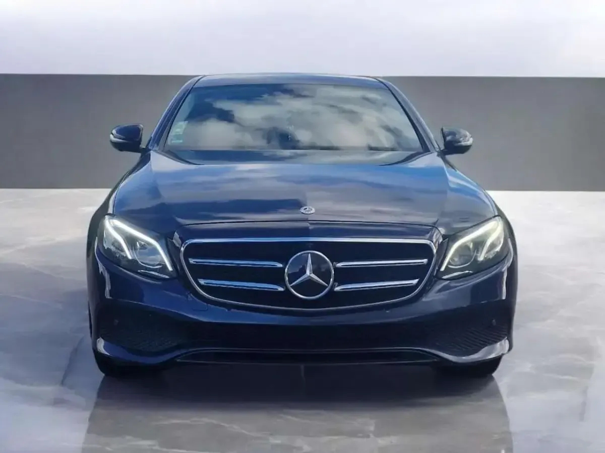 Gebraucht Mercedes E300 194 PS (142 kW) 2019 Blau Limousine