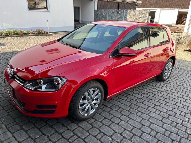 Gebraucht VW Golf VII Trendline 86 PS (63 kW) 2017 Rot Limousine