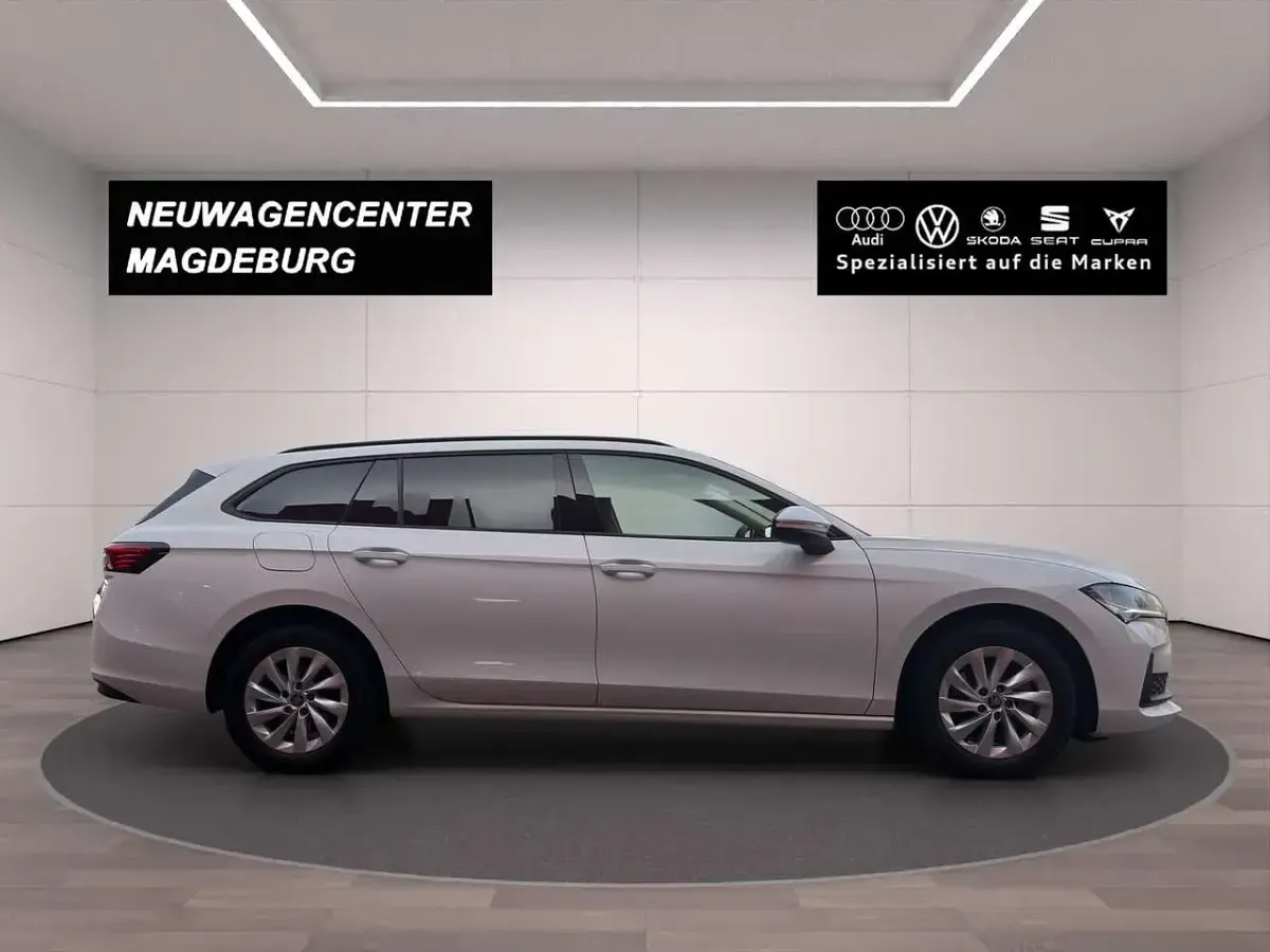 Gebraucht Skoda Superb Essence 150 PS (110 kW) 2025 Purity weiss Kombi