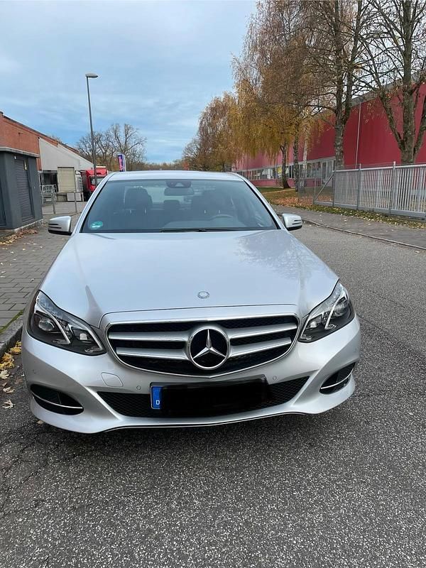 Silber Gebraucht 2013 Mercedes E200 Limousine | 16.490 € (Teuer) - Bild 1/4