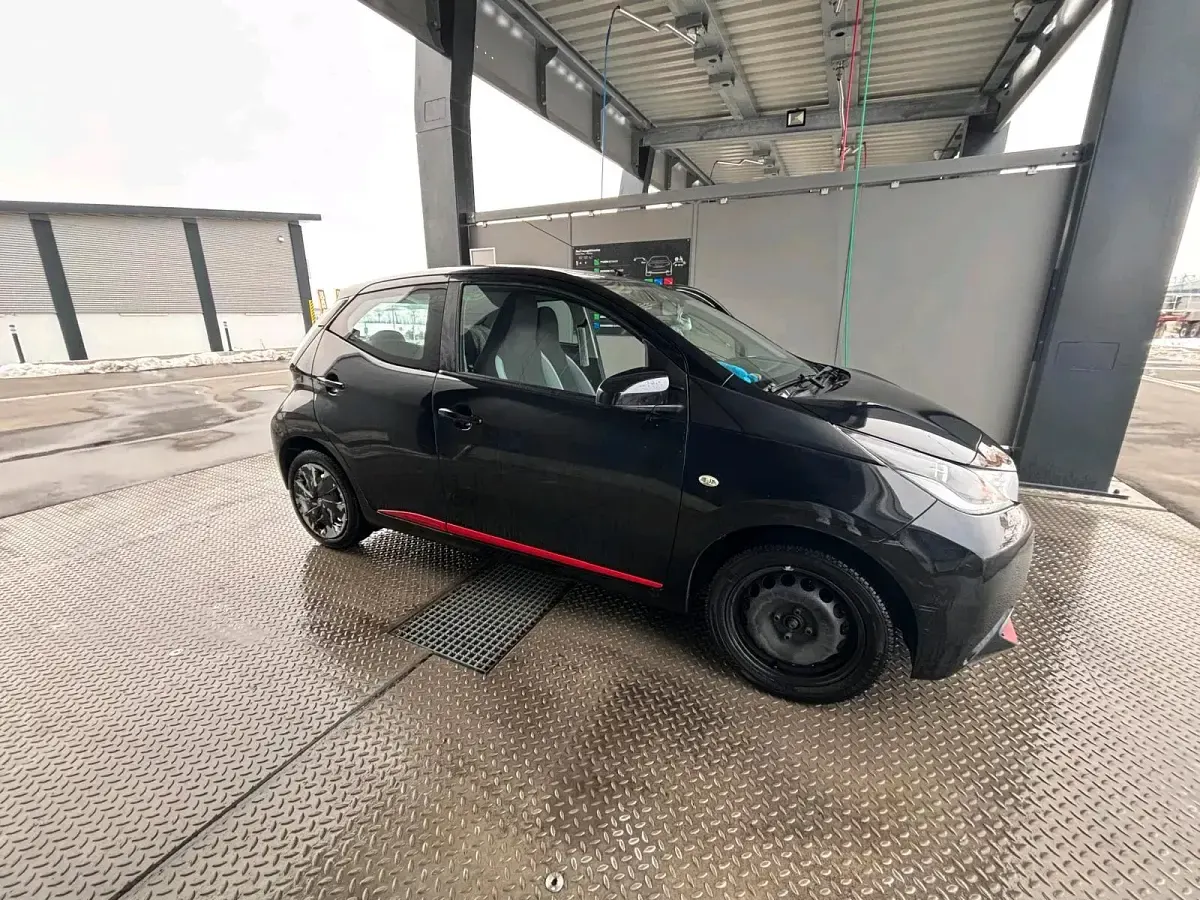 Używany Toyota Aygo 69 KM (50 kW) 2016 Czarny Hatchback