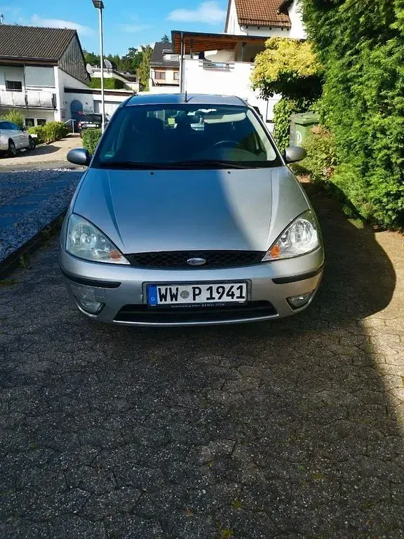 Gebraucht Ford Focus Ambiente 101 PS (74 kW) 2003 Silber Limousine