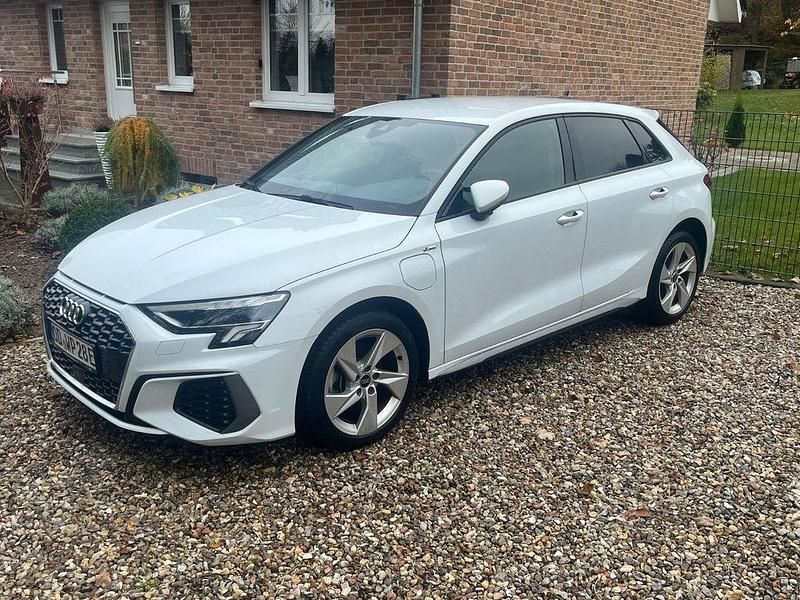 Weiß Gebraucht 2022 Audi A3 Sportback e-tron S-Line Kleinwagen | 22.990 € (Superpreis) - Bild 1/4