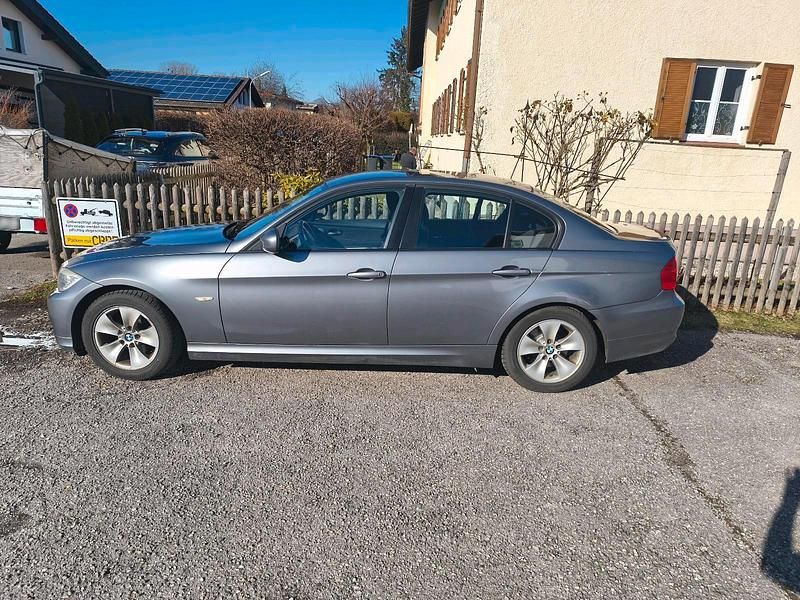 Gebraucht BMW 318 143 PS (105 kW) 2009 Grau Limousine