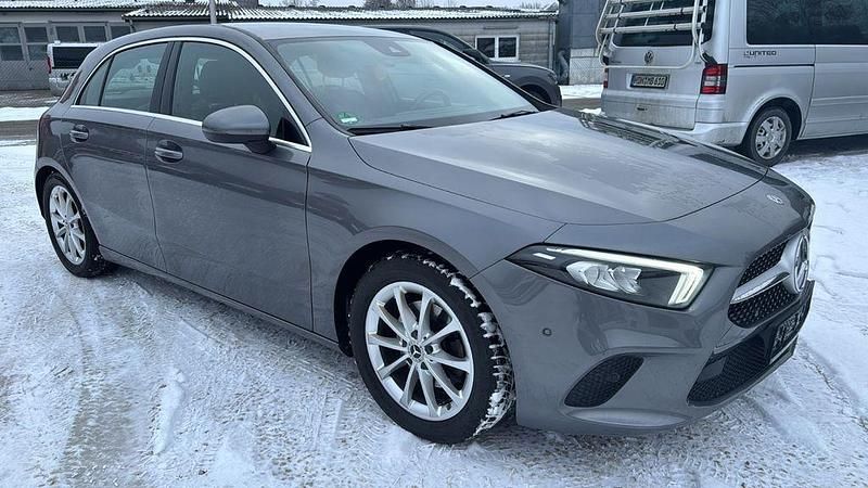 Grau Gebraucht 2018 Mercedes A200 Limousine | 15.900 € (Superpreis) - Bild 1/4