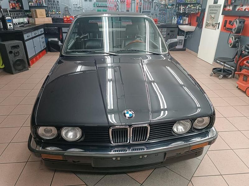 Gebraucht BMW 320 Cabriolet Performance 129 PS (94 kW) 1989 Schwarz Cabrio