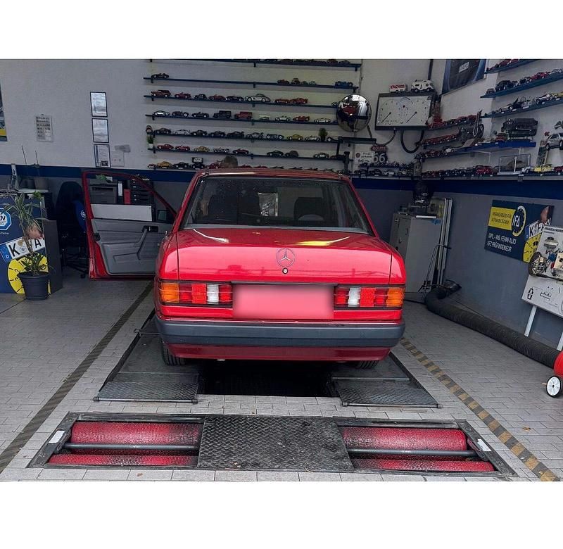 Gebraucht Mercedes 190 132 PS (97 kW) 1989 Rot Limousine